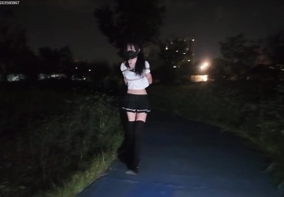 【长颜草】少萝霜喵户外情趣内衣捆绑散步 戴着口球如果碰到人可无法解释哦