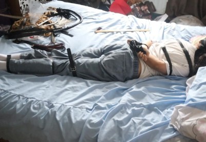 【荷仙少女】鞭子都被打烂了 线下真实调教高挑白袜牛仔裤素人女孩小心翼翼来接受男主调教，一进门就见到几十种鞭子sp害怕又兴奋，皮带绑好身体手脚，纯记录双视，鞭打到后面痛苦挣扎...