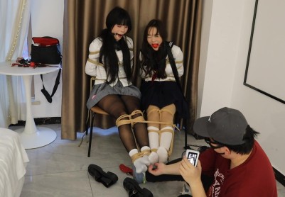 【荷仙少女】《陌生男在302房间的学生姐妹捕获调教》主演驴驴曼妮： 这次他要把这对姐妹全部捕获调教成为自己的学生女奴臣服供自己玩乐 男人要电击鞭震动玩具等使劲抽到姐妹无限痛苦...