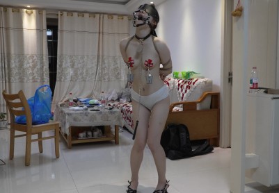 【缚予】客户调教之超好看抖M大学生诗诗狗调蹂躏+棒棒寸止！负重乳夹+抽打全身+跪舔主人脚，鼻钩、口枷戴上，这样只能口水直流，就是不给到最高点，不断折磨的地狱~