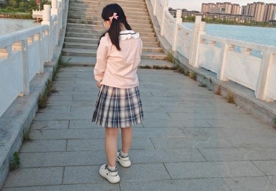 【苏苏】JK双马尾萝莉手铐白天户外脚镣公园探险遭遇大量行人