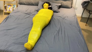 【默示录】黄色的胶带全包后，任凭七七挣扎，也挣脱不开，“呜呜呜”，好难受呀~