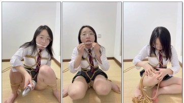 【麦子呀】脱下袜子塞进嘴巴里，丝袜勒住嘴巴