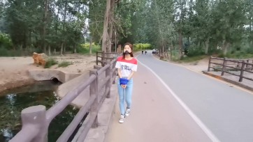 【HD飞天原创】云儿狗胆包天，光天华曰之下竞敢带着假JJ在大桥上戏弄过路人，又在河边和草坪上强制跪爬器行走，成了路人的玩偶......