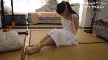 【新月原创】【雨薇】超薄肉丝长腿胶带束缚+肉丝堵嘴+肉丝蒙眼+肉丝勒嘴+胶带封嘴+丝袜绑驷马+二郎腿坐姿捆绑挣扎 呜呜呜求饶～