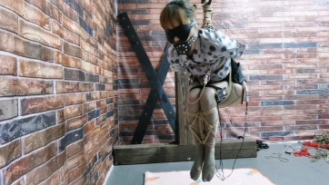 【HD飞天原创】把骚奴这柱样吊起来，玩到最后人工直接后入，骚奴爽去吧