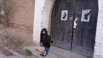 【美曦s】《户外伪娘捆绑》惊险，刺激。找了一个废弃的村庄居然还有人，未及时发现居然还是被看到了，当场社死