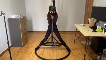 【玩奴原创】美少女月极限单手套分腿强制站立！拘束感超强黑暗放置挠痒，马具堵嘴！