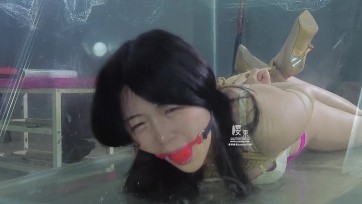 【樱束原创】《美女与蛇》芊雅穿性感贞操裤内塞蛋蛋驷马密封玻璃钢缸与蛇斗法！面对蛇王与稀薄的空气直接被吓得一动都不敢动！蛇王对着她狂吐杏子直接崩溃掉！鼻涕眼泪都出来了！随...