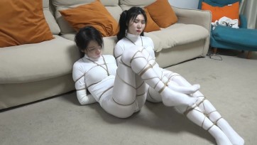 【逍遥】《鬼屋缚影——自动拘束魔绳》刘洋 吴晗性感油光白丝美女 自己捆绑的魔绳 越挣扎捆绑越紧 超严密捆绑白丝人粽