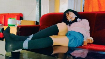 【TiedIndonesia】在家中被拐走的大学生，胶带封口，紧紧捆绑挣扎。 被迫用黑袜子堵嘴