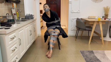 【默示录】【小橙】胶带羽绒服下的，捆绑与封嘴，小橙不错的挣扎度，依旧稳定发挥~