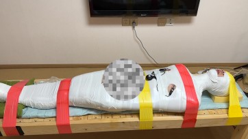 【黑魔法师】线下约课的小哥，被白色胶带全包固定，漏出弱点部位，然后被丝袜责惩罚，多重强制高！