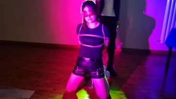 【一绳所爱】舞蹈演员刘青清跳完钢管舞直接被绑在钢管上