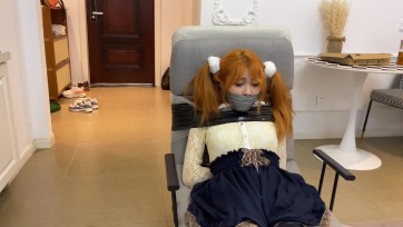 【默示录】【小敏】油亮白色丝袜，与黑色、灰色胶带的捆绑（下）