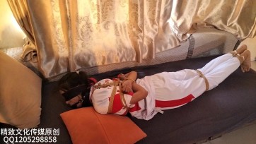 【精致文化传媒原创】网恋的代价 网恋被骗，遭男子玩弄，抗肩打屁股，痒痒脚丫，口球蒙眼，最后驷马放置，为自己任性买单