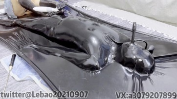 【Lebao】【漫画变现实系列II】弟弟被姐姐关在特制漏唧口塞真空床假阴头套M男电击抽打多次榨取无助挣扎