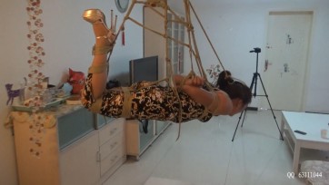 【随心】绳奴尝试吊绑唯美的日式驷马悬吊很痛苦 头朝下倒吊体验头部充血的感觉 忍耐到极限