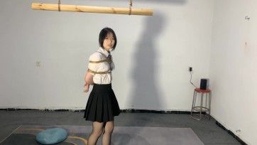 【山鬼工作室】十八岁女高中生初次体验绳艺 双腿被束缚，像小兔子一样蹦蹦跳跳