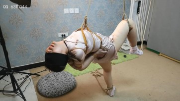 【束缘阁】丰满的小爱慕 果果 老虎凳强行加砖 绳鞭 戒尺的严厉惩罚 倒吊