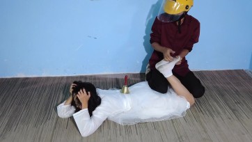 【樱束原创】《魔铃》精彩片段！女孩收快递后居然被快递中的魔铃震慑头痛欲裂！居然被在门外偷窥的快递员进来捡漏！快递员拿起盒子里的魔铃控制女孩无法动弹只能任由他为所欲为