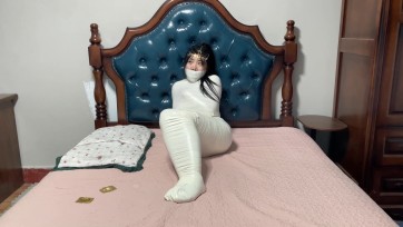 【云雀工作室】《美女直播的木乃伊诅咒 下》主播美女被诅咒变成完美的木乃伊 倒霉的美女只能像人茧一样满地蠕动妄图逃走 模特卖力表演挣扎蠕动 全包爱好者不要错过！