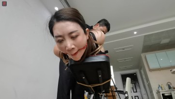 【绳之韵】温婉风骚轻熟丽人俏俏回归第一拍，下集：脱裤亵玩，绑脚趾驷马，强震、TK挑逗、玩虐嫩小脚丫