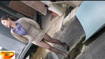 【绳舞飞扬】丹丹骚M的户外紧缚 丹丹的奴性越来越强了，后高手紧缚+股绳+黑丝、这次也尝试到户外走走，体验下心跳的感觉