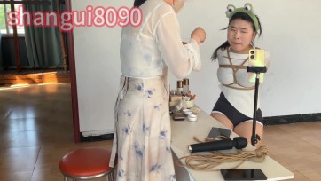 【左耳轻调】女主播预约化妆师上门化妆目睹自己直臂被玩弄