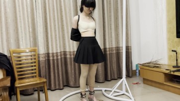 【缚予】线下真实调教之反背拘束衣+惩戒垫罚跪+强制踮脚脚拷，皮皮今天玩了个不一样的拘束具，穿上反背拘束衣后被主人罚跪在惩戒垫上，然后又戴上强制踮脚脚拷，吊在吊环下面放置，...