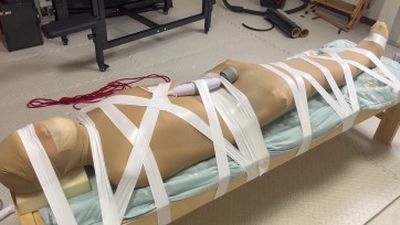 【黑魔法师】丝袜胶带组合木乃伊，4双丝袜睡袋包裹然后被胶带固定住，AV棒榨汁，最后玩完被扔在了工作室自己挣扎，有捆绑过程！！