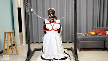 【心悦艺束】女仆的1小时超长放置惩戒。手脚被缚戴上马具口球钢铁项圈，锁在两根无情的铁架中间罚跪