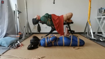 【绳之韵】羽灵、雨桐双人绳戏：羽灵蓝胶衣、水晶黑丝悬吊、雨桐汉服、仰面M缚，双人叠罗汉、强高、TK游戏