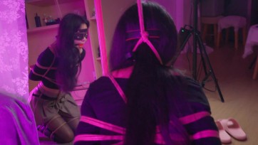 【丝米】《潜入美女家的大叔Ⅱ》美女回家路上，被大叔尾随，大叔偷偷潜入美女家中，趁机将其捂晕，肆意折磨 跪缚+股绳+蛋蛋震下ti、手指戳、tk轮番蹂躏！一字缚+蛋蛋贴在酥匈上震+棒棒...