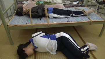 【新月原创】【玉箫】【红豆】剧情片 双人白袜学生被绑架 原味封嘴拘束衣 单手套挠痒玩弄【上集】