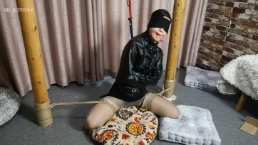 【随心原创】少妇 长条凳子 皮革带 马具型口塞口枷面罩 拘束衣 震动享受