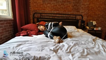 【JS】大美 黑色皮衣 束缚成团 痛苦的姿势