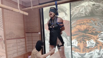 【缚心室】肉丝旗袍木马挑战，郊狼+强力电击鞭，疼痛难忍强烈挣扎，险些跌落。AV棒强制，水流得到处都是