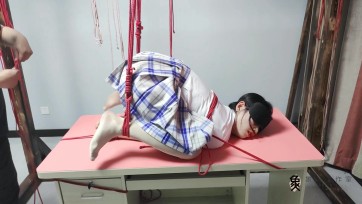 【象人工作室】“我非常耐，随便绑都不会难受。”所以有了这个不舒服的姿势