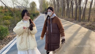 【龙飞绳艺】刺激体验，两个模特在郊外，找陌生人把自己捆绑起来，看到陌生人，拒绝的时候，害羞，害怕，激动，无助，脸红