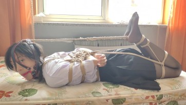 【玩奴原创】大长腿黑丝妹子可歆初绑实录，超紧分腿驷马戴马具口球骑乘！