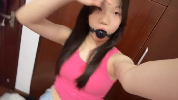 【惜缘工作室】模特: 果果 口球党的福利。邻家妹妹果果大号口球堵嘴，口水横溢。极具诱惑