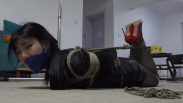 【逍遥】《纯K挣扎系列-吴晗琳琳紧身衣包臀裙黑丝白丝紧缚》