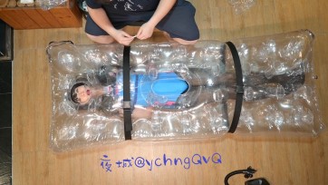 【夜城ychng】DVA宋哈娜娃娃被捆绑包装好以后，主人给她上了开口器，并玩弄下面