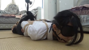 【新月原创】【红豆】微剧情 被入室的女孩 捆绑蒙眼封嘴找手机被再次制服 折腿缚放置挣扎