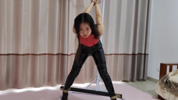 【素人原创】小姐姐体验性感胶衣胶裤10公分长靴强制分腿捆绑艰难的姿势后高手吊缚强制放置流口水