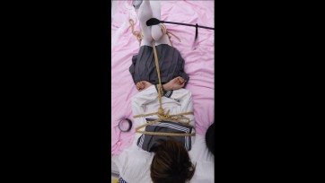 【荷仙少女】谁让你剪发又染发的？1 看到妹妹小B穿着水手服白丝小皮鞋一副淑女的样子，再看脑袋？？？谁让你剪成这么短的头发的！！，还染成黄毛了，哥哥看到妹妹自己剪头发剪的这么...