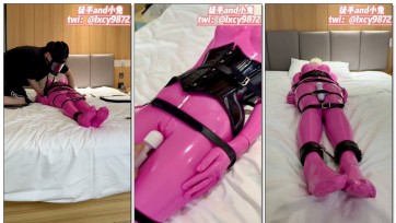 【徒手和小兔】粉色新大胸胶衣初次穿着束腰全封闭仅开鼻孔头套捆绑强制呼吸玩弄、SP、TK、震动-Part2枕头踩脸