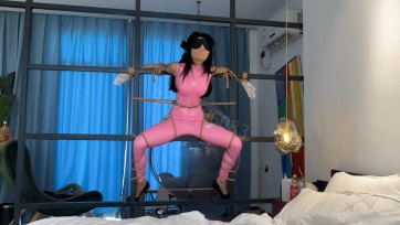 【欢乐谷原创】胶衣美女被固定在房间铁架上