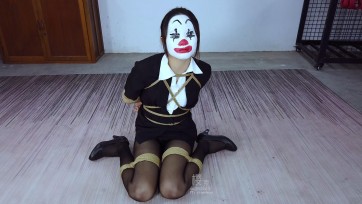 【樱束原创】《小丑的表演上加长版》雪妮是马戏团的一名演员，专门表演自缚逃脱，表演开始前想先练习一遍，叫同事帮忙捆绑魔法结，谁知同事故意整她没有使用魔法结而是用的死结